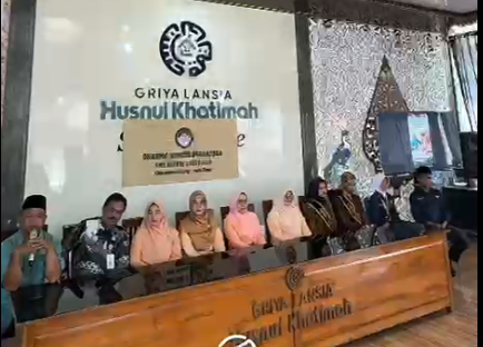 Sentuhan Kasih di Hari Kartini: Dharma Wanita dan OSIS SMPN 3 Kepanjen Sambangi Griya Lansia Husnul Khotimah Wajak Kab. Malang