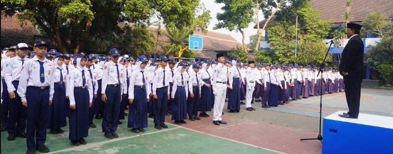 SMPN 3 KEPANJEN GEBYAR PERINGATAN HUT KE-81 RI DENGAN UPACARA BENDERA HIKMAT DAN PENUH SEMANGAT